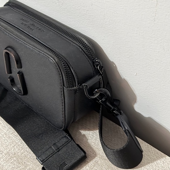 Marc Jacobs camera-style crossbody bag in classic black. Like New - Picture 4 of 7